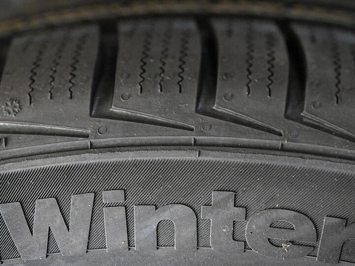 Autofahrern, die nicht auf Winterreifen umstellen, drohen nun höhere Bußgelder