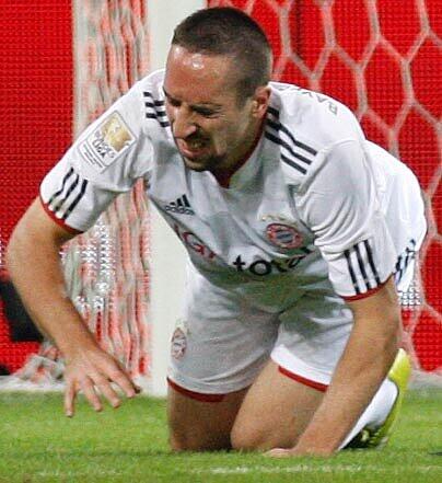 September 2010: Ribéry verletzt sich im Spiel Hoffenheim gegen den FC Bayern am Sprunggelenk.