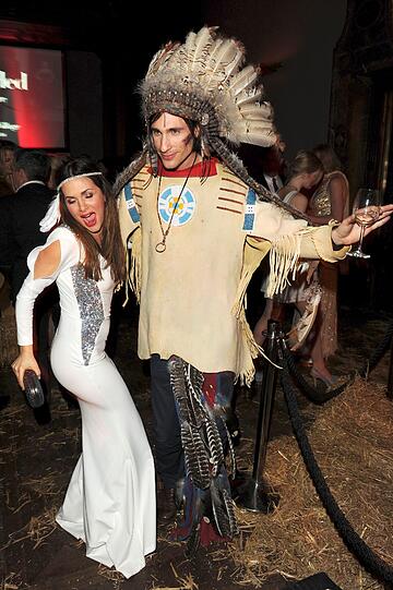 Viktoria Lauterbach feiert mit Häuptling Patrick. Promis feiern die DressWestern Party zum Opening des Dresscoded Pop Up Store im Ingolstadt Village im Rilano No. 6 in München. Die Bilder.