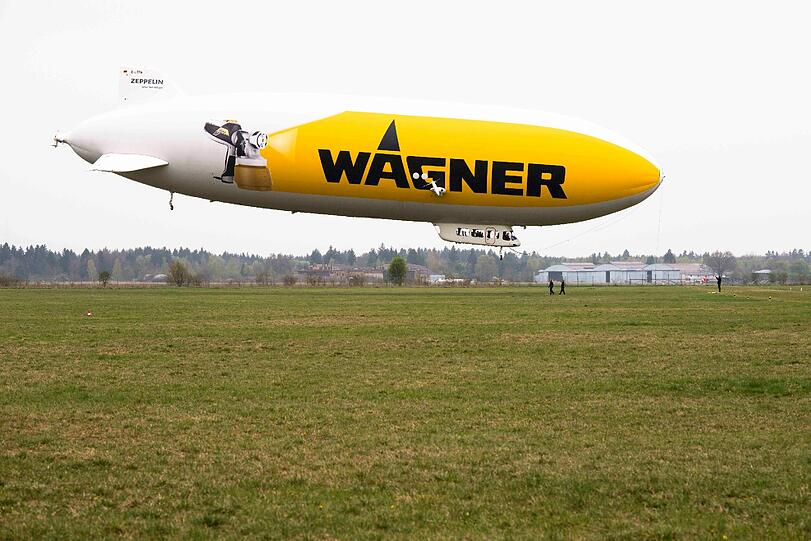 Abflug beim Flugwerft Schleißheim/München. Die AZ-Reporter wagten den Flug mit diesem Zeppelin über die Dächer von München.