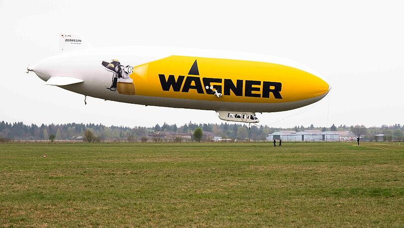 Abflug beim Flugwerft Schleißheim/München. Die AZ-Reporter wagten den Flug mit diesem Zeppelin über die Dächer von München. Abflug beim Flugwerft Schleißheim/München. Die AZ-Reporter wagten den Flug mit diesem Zeppelin über die Dächer von München.