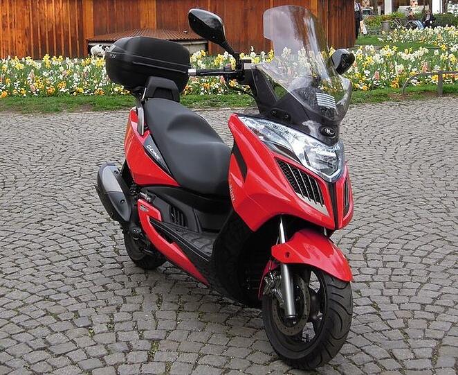 Jubiläums-Paket: Der Kymco Grand Dink 300i mit dem Touring-Set.
