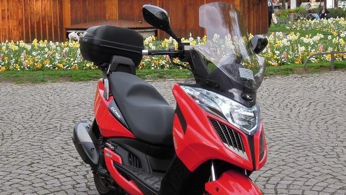 Jubiläums-Paket: Der Kymco Grand Dink 300i mit dem Touring-Set. Jubiläums-Paket: Der Kymco Grand Dink 300i mit dem Touring-Set.