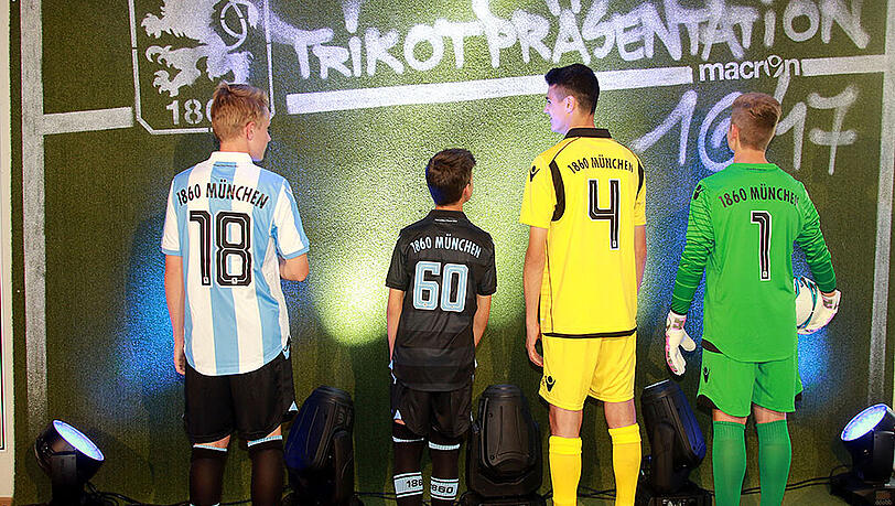 Klassisch, schwarz und gelb: Die neuen Trikots des TSV 1860 München. Klassisch, schwarz und gelb: Die neuen Trikots des TSV 1860 München.