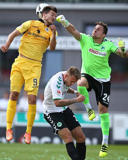 STEFAN MUGOSA: NOTE 4. Runjaic belohnte seine Sieben-Tore-Vorbereitung mit einem Platz in der Startelf. Kopfballstark, einige gute Ablagen, aber eigene Chancen? Fehlanzeige.