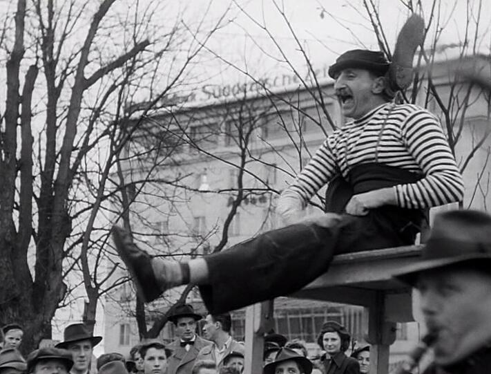 1951: Ein Artist verrenkt sich am Stachus &ndash; im Hintergrund der alte Königshof!