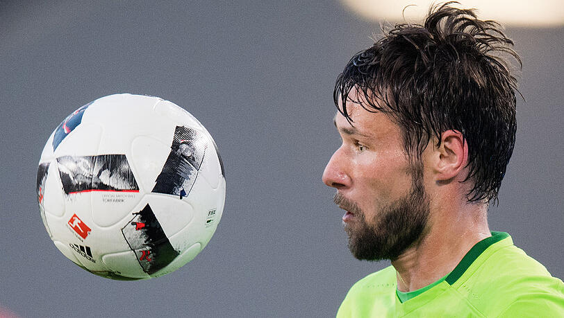 Verletzungen machten Christian Träsch immer wieder zu schaffen, auf seiner Position als Rechtsverteidiger wurden in Paul Verhaegh und William zwei weitere Spieler verpflichtet. Verletzungen machten Christian Träsch immer wieder zu schaffen, auf seiner Position als Rechtsverteidiger wurden in Paul Verhaegh und William zwei weitere Spieler verpflichtet.