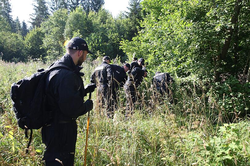 Rund 150 Einsatzkräfte durchsuchten am Freitagvormittag den Truderinger Wald bei Waldperlach.