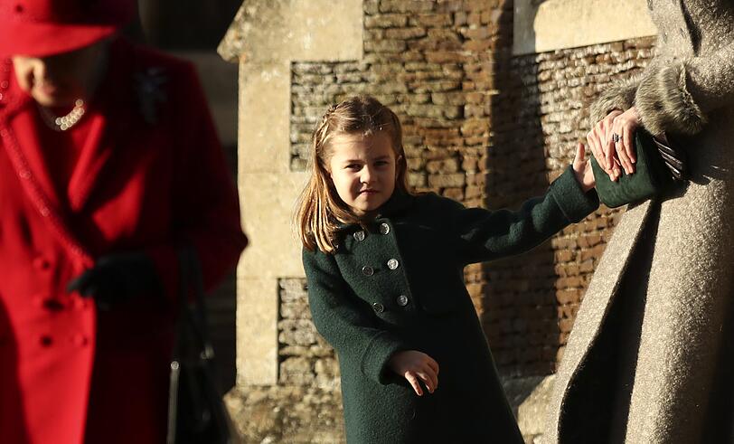 Prinzessin Charlotte, nachdem sie mit ihrer Familie den Weihnachtsgottesdienst in der Kirche Saint Mary Magdalene besucht hat