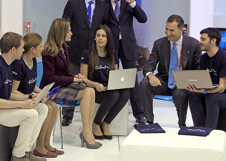Der spanische Kronprinz Felipe (2. v.r.) und seine Frau Prinzessin Letizia lassen sich von jungen Projektteilnehmern an Telefonika-Stand etwas erklären. Die Bilder vom Mobile World Congress in Barcelona.