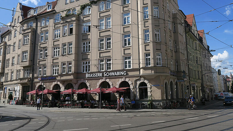 Hier war jahrzehntelang das Café Schwabing mit seiner Terrasse.