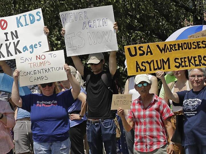 In Overland Park im US-Bundesstaat Kansas protestieren Demonstranten gegen die Bedingungen in Migrantenlagern an der Grenze zu Mexiko.