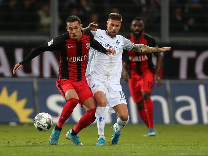 Darmstadts Tobias Kempe (r) und Wiesbadens Jeremias Lorch teilten sich im Hessenderby die Punkte.