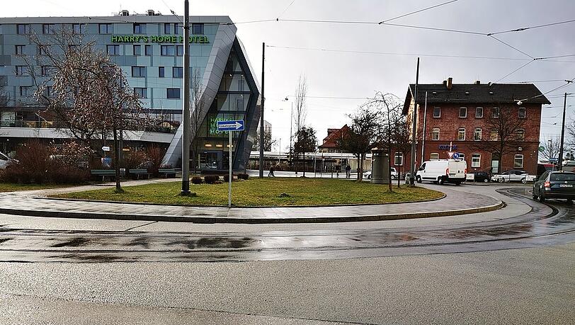 Der Platz vor dem Moosacher S-Bahnhof.
