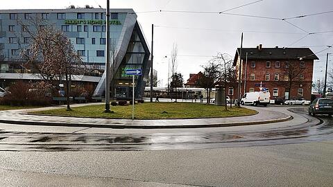 Der Platz vor dem Moosacher S-Bahnhof.