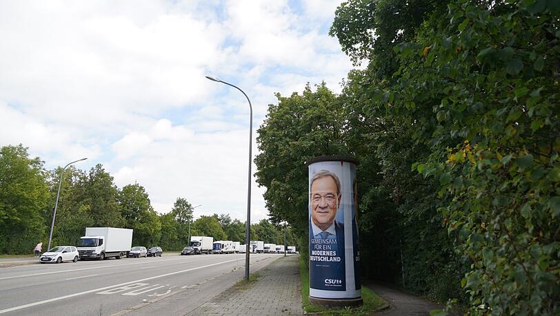 So richtig viel Verkehr ist nicht an dieser Straße in Moosach. Armin Laschet schaut ein bisschen einsam von der Litfaßsäule. So richtig viel Verkehr ist nicht an dieser Straße in Moosach. Armin Laschet schaut ein bisschen einsam von der Litfaßsäule.