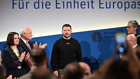 Der ukrainische Präsident Wolodymyr Selenskyj wird mit Applaus zur Preisverleihung in Aachen empfangen.
