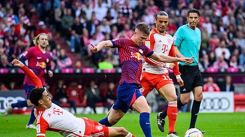 Münchens Jamal Musiala (l) in Aktion gegen Leipzigs Daniel Olmo Carvajal (M) und Münchens Leroy Sane (r).