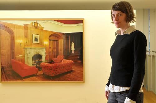 Rebecca Wilton vor ihrem Foto &bdquo;Ahn&ldquo;, auf dem sie selbst in der rechten Bildhälfte ziemlich verloren wirkt.