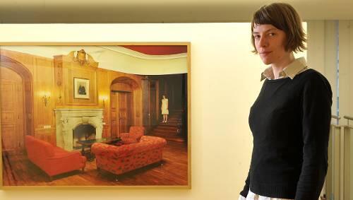 Rebecca Wilton vor ihrem Foto &bdquo;Ahn&ldquo;, auf dem sie selbst in der rechten Bildhälfte ziemlich verloren wirkt.