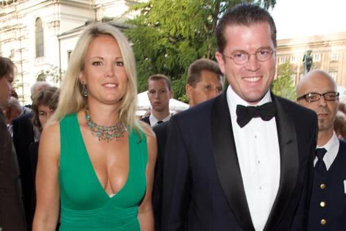 Mehr Wow als Wahlkampf: Karl-Theodor zu Guttenberg kommt mit seiner sexy dekolletierten Frau Stephanie zu den Salzburger Opernfestspielen &ndash; sie trägt Rena Lange, er sein typisches Sieger-Lächeln.