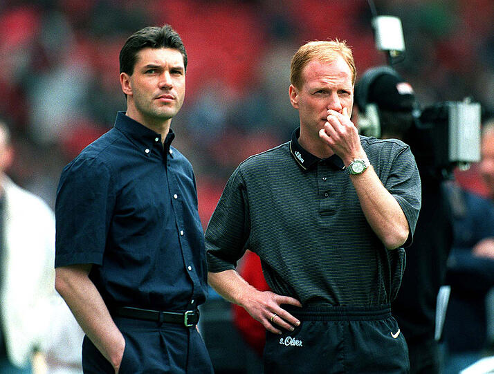 Bild aus dem Jahr 2000: Matthias Sammer berät sich  mit Michael Zorc