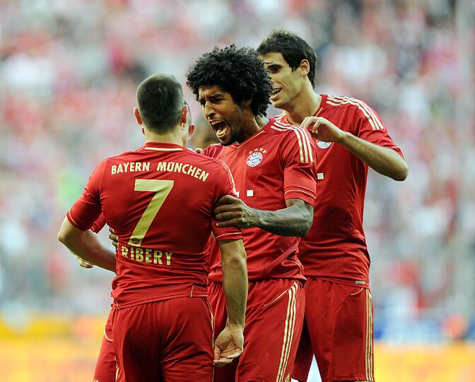 Dante: Note 3. Ruhiges 100. Bundesliga-Spiel für den Brasilianer. Ging bei Standards immer mit vor, stiftete Unruhe, brachte seine Locken aber nicht an den Ball.