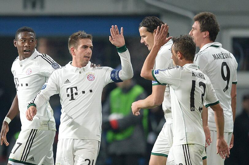 PHILIPP LAHM: NOTE 3.
Als Sechser sehr offensiv, mit bester Chance (47.). Auch der Kapitän konnte die Lätschern-Bayern nicht wachrütteln. Immerhin: Maßflanke zum 1:0.