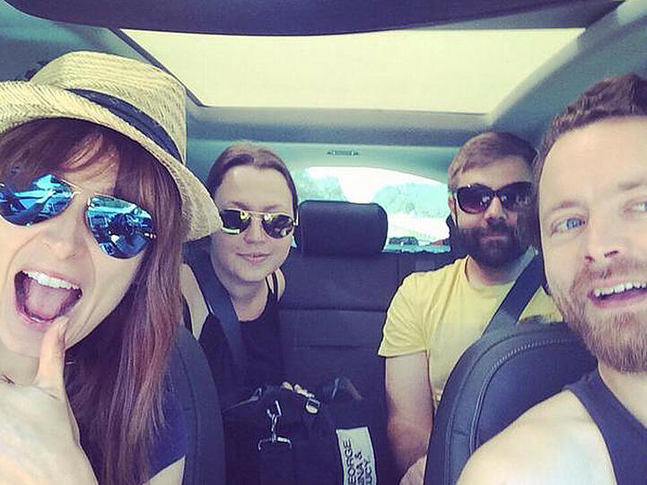 Eva Padberg (l.) mit Freunden auf dem Weg ins Festival-Wochenende