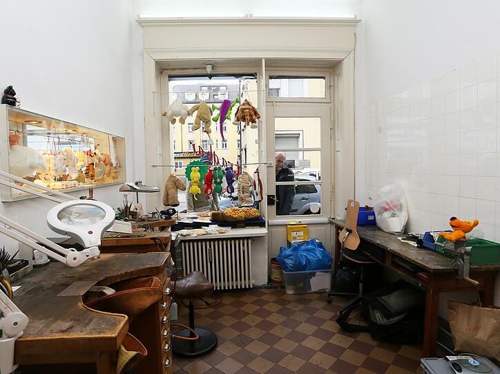 Sonst wird im "tragbar" Schmuck verkauft, jetzt gibt es hier Kuscheltierwurst.