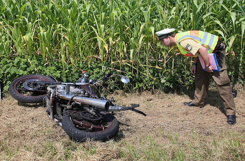 In der Nähe von Ampfing ist am Sonntag ein junger Motorradfahrer nach einem Sturz auf die Gegenfahrban gerutscht und wurde dort von einem PKW überfahren.