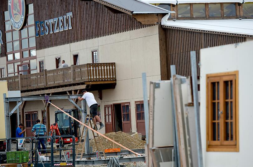 In einem Monat wird O'zapft. Bis dahin herrscht noch Großbetrieb auf der Wiesn-Baustelle. Die Stadt bietet Führungen an.