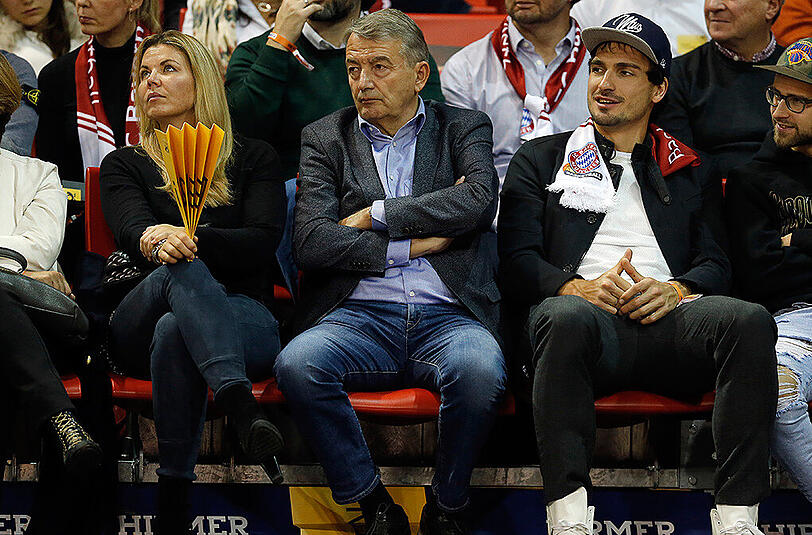 Der ehemalige DFB-Präsident Wolfgang Niersbach mit seiner Freundin Marion Popp. Rechts im Bild: Mats Hummels.