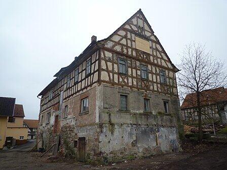 SULZDORF: Für dieses Fachwerkhaus &bdquo;mit Charme&ldquo; sucht der Freistaat derzeit &bdquo;Liebhaber&ldquo;, die gerne werkeln.