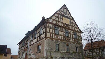 SULZDORF: Für dieses Fachwerkhaus „mit Charme“ sucht der Freistaat derzeit „Liebhaber“, die gerne werkeln. SULZDORF: Für dieses Fachwerkhaus „mit Charme“ sucht der Freistaat derzeit „Liebhaber“, die gerne werkeln.