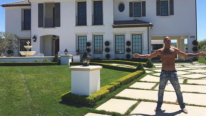 Riesiger Garten, riesige Villa: Model Jeremy Meeks vor seinem Zuhause.