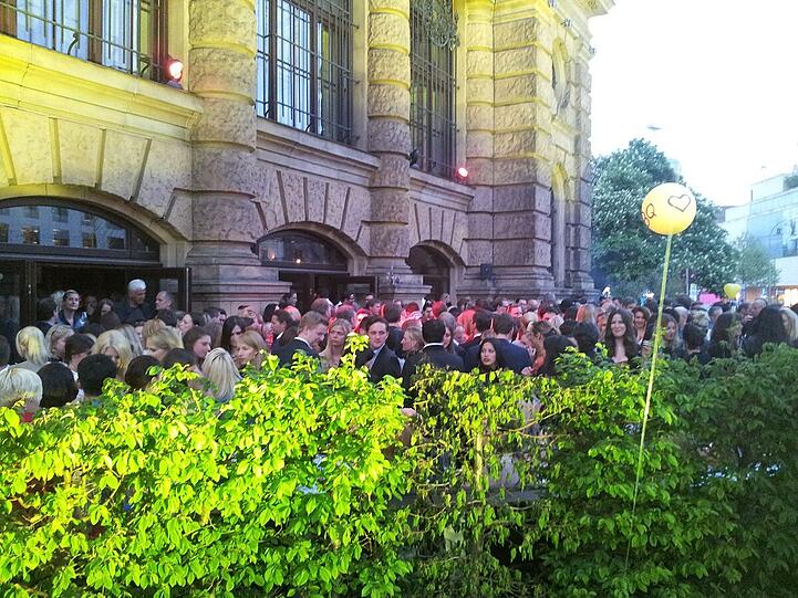 Vielleicht entspannt sich die Lage bis 5 Uhr morgens. Solange hat "The Terrace" nämlich geöffnet.
