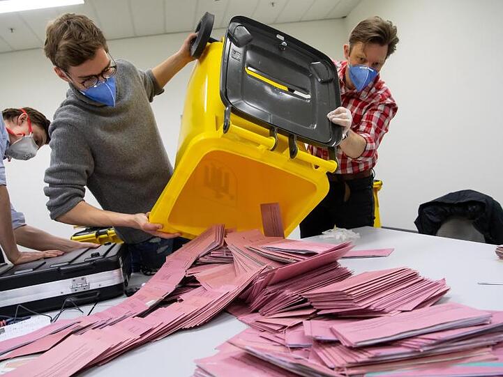 Wahlhelfer mit Wahlbriefen. Foto: Sven Hoppe/dpa