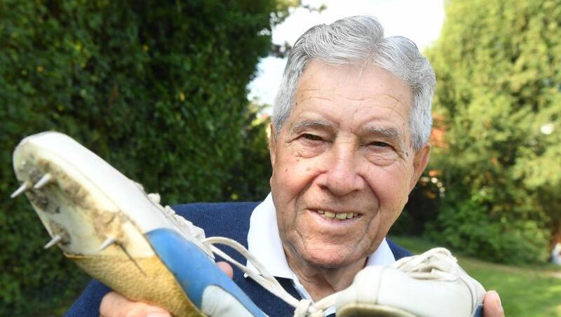 Heinz Fütterer posiert mit alten Laufschuhen aus dem Jahr 1957. Foto (2016): Uli Deck Heinz Fütterer posiert mit alten Laufschuhen aus dem Jahr 1957. Foto (2016): Uli Deck