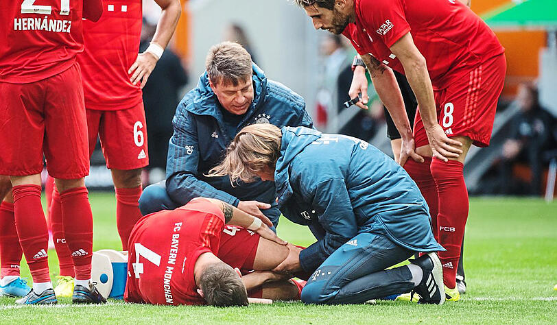 Der Süle-Schock am 19. Oktober 2019: Der Bayern-Verteidiger erleidet im Spiel beim FC Augsburg einen Kreuzbandriss im linken Knie.