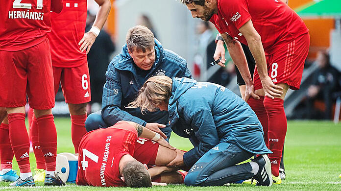 Der Süle-Schock am 19. Oktober 2019: Der Bayern-Verteidiger erleidet im Spiel beim FC Augsburg einen Kreuzbandriss im linken Knie.