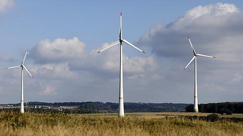 Noch ein seltenes Bild sind Windräder in Bayern, obwohl auch der Freistaat genügend Wind hätte.