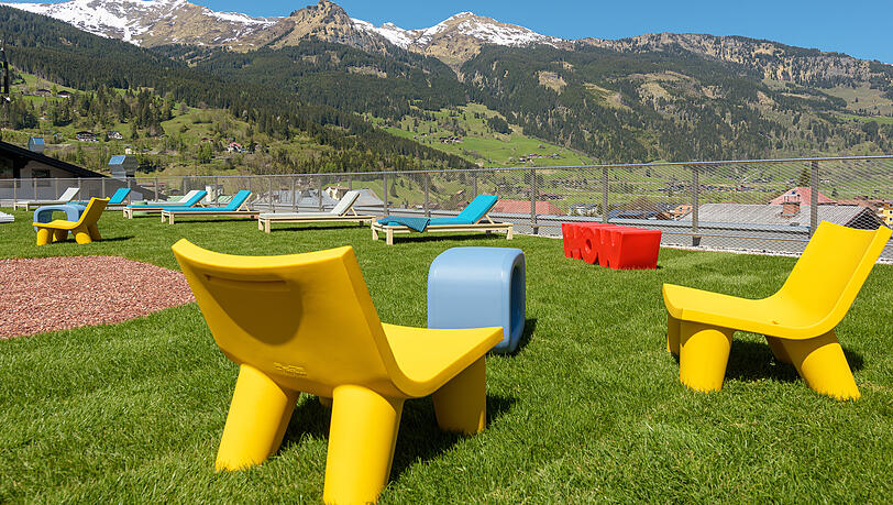 Die Dachterrasse lädt zum Relaxen ein und bietet einen atemberaubenden Blick auf Himmel und Berge. Die Dachterrasse lädt zum Relaxen ein und bietet einen atemberaubenden Blick auf Himmel und Berge.