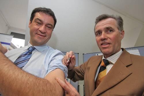 Ein Stich für die Gesundheit: Impf-Experte Nikolaus Frühwein (rechts) impft Minister Markus Söder gegen FSME.