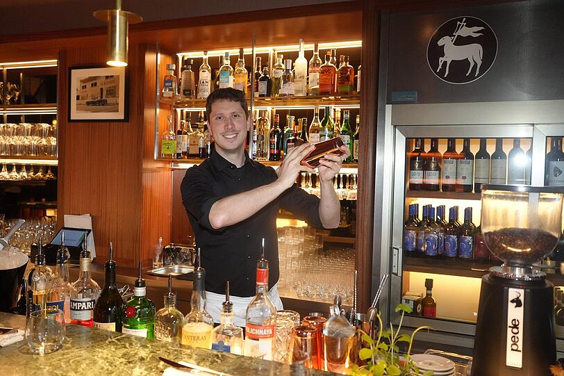 Barchef Bengt mixt Klassiker, aber auch Eigenkreationen für die Gäste. Wer's bodenständig mag, der bestellt das hauseigene Bier. Barchef Bengt mixt Klassiker, aber auch Eigenkreationen für die Gäste. Wer's bodenständig mag, der bestellt das hauseigene Bier.