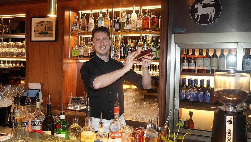 Barchef Bengt mixt Klassiker, aber auch Eigenkreationen für die Gäste. Wer's bodenständig mag, der bestellt das hauseigene Bier. Barchef Bengt mixt Klassiker, aber auch Eigenkreationen für die Gäste. Wer's bodenständig mag, der bestellt das hauseigene Bier.