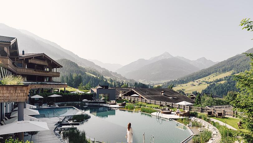 Herrlicher Luxus: das F&uuml;nf-Sterne-Hotel B&ouml;glerhof in Alpbach mit seinem Naturbadeteich und Blick in die Kitzb&uuml;heler Alpen.
