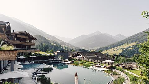 Herrlicher Luxus: das F&uuml;nf-Sterne-Hotel B&ouml;glerhof in Alpbach mit seinem Naturbadeteich und Blick in die Kitzb&uuml;heler Alpen.