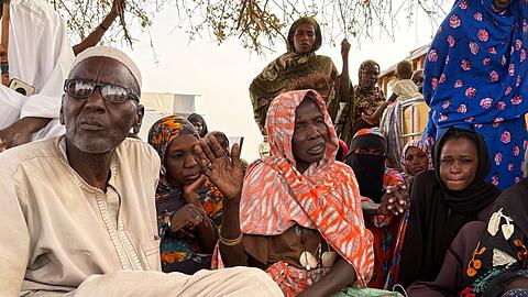 Auf dem Gel&auml;nde des Roten Kreuzes warten Fl&uuml;chtlinge aus Darfur in der tschadischen Grenzstadt Adr&eacute; auf die Weiterfahrt in ein Fl&uuml;chtlingslager.