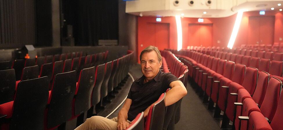 Thomas Linsmayer ist seit 2022 Chef des Deutschen Theaters, der st&auml;dtischen Musicalb&uuml;hne. Er f&uuml;rchtet nun, dass das Rathaus das Haus verkauft.